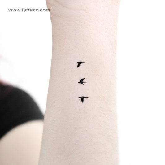 Tatuaje temporal de tres pequeños pájaros voladores (juego de 3)