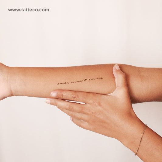 Tatuaje semipermanente Amor Vincit Omnia - Juego de 2