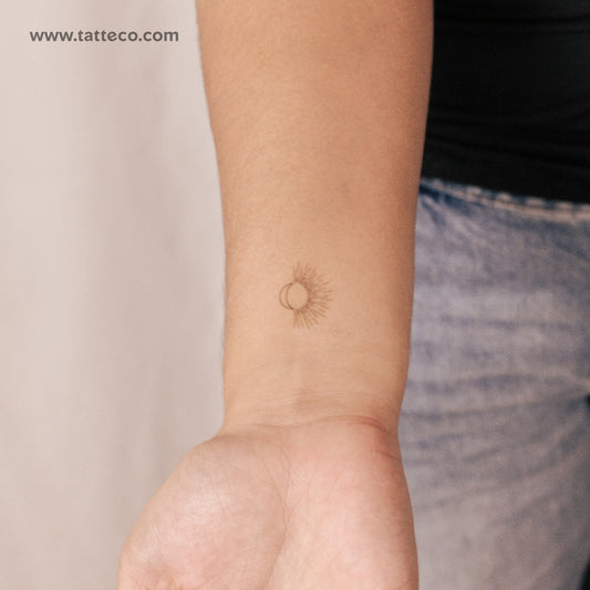 Tatuaje semipermanente de línea fina de sol y luna (juego de 2)