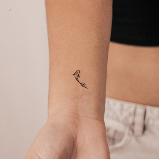 Tatuaje semipermanente minimalista de pez koi (juego de 2)