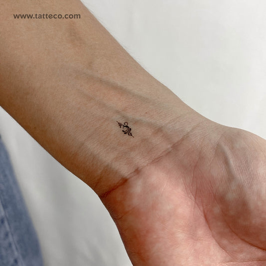 Tatuaje temporal pequeño con símbolo sánscrito para respirar (juego de 3)