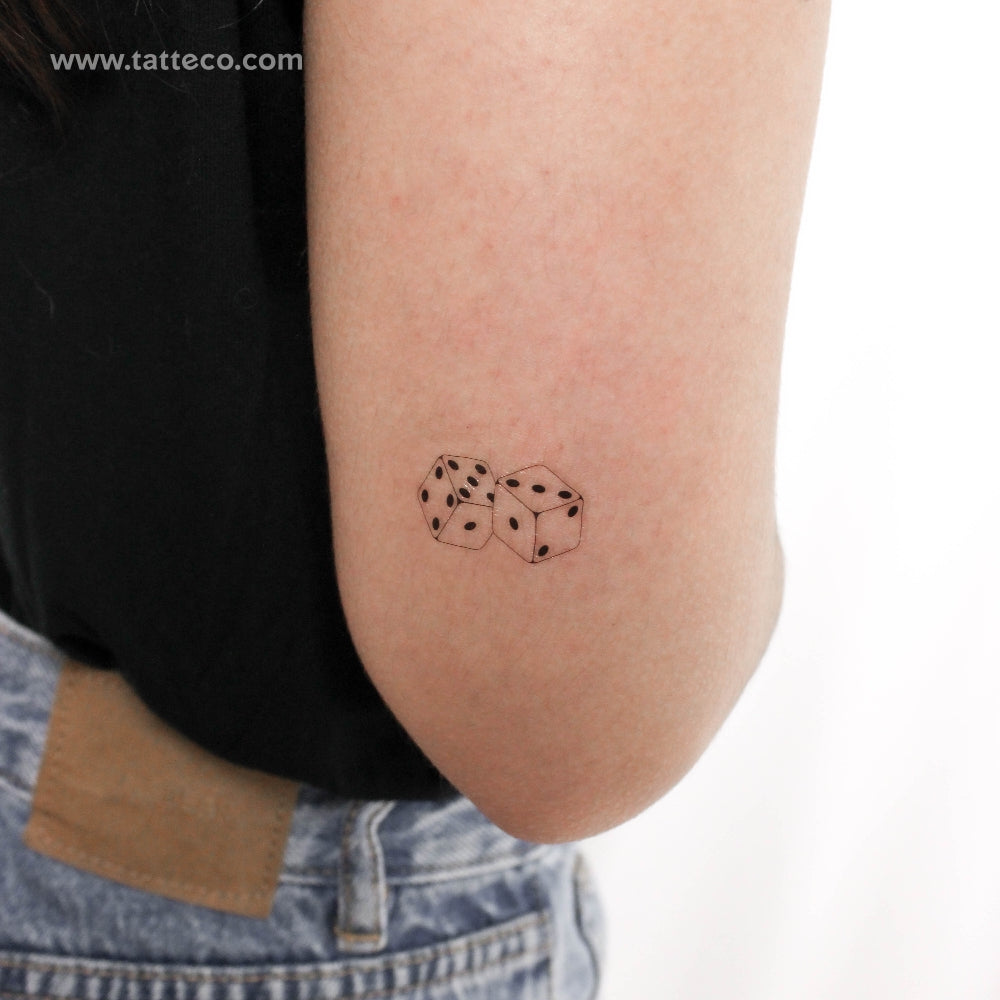 Tatuaje temporal de un par de dados (juego de 3)