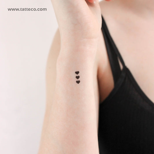 Tatuaje temporal de tres pequeños corazones negros (juego de 3)