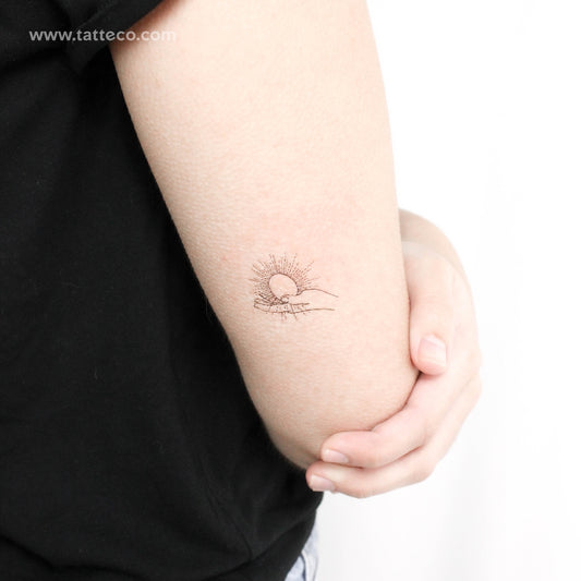 Tatuaje temporal de un sol sosteniendo una mano - Juego de 3