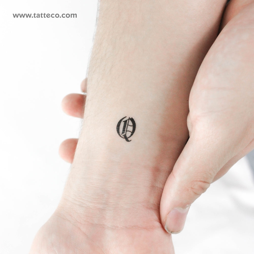Tatuaje temporal de la letra Q gótica (juego de 3)