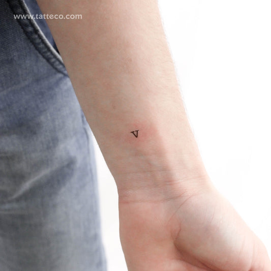 Tatuaje temporal de letra V minúscula de máquina de escribir - Juego de 3
