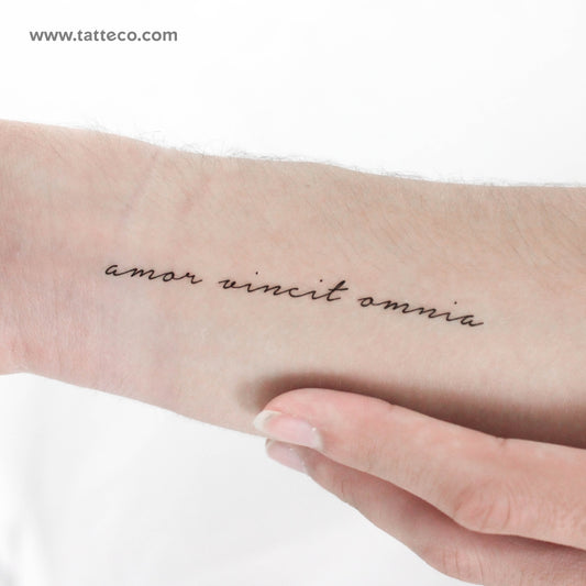 Tatuaje temporal Amor Vincit Omnia - Juego de 3
