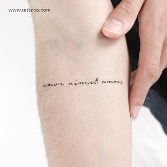 Tatuaje temporal Amor Vincit Omnia - Juego de 3