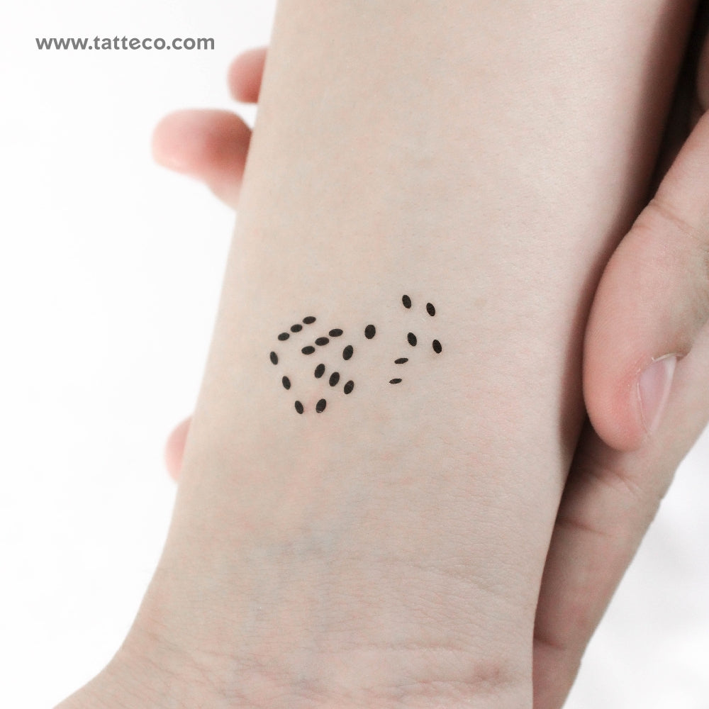 Tatuaje temporal minimalista de un par de dados (juego de 3)