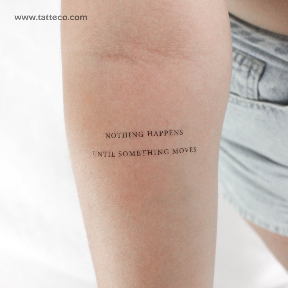 Tatuaje temporal «No pasa nada hasta que algo se mueve» (juego de 3)