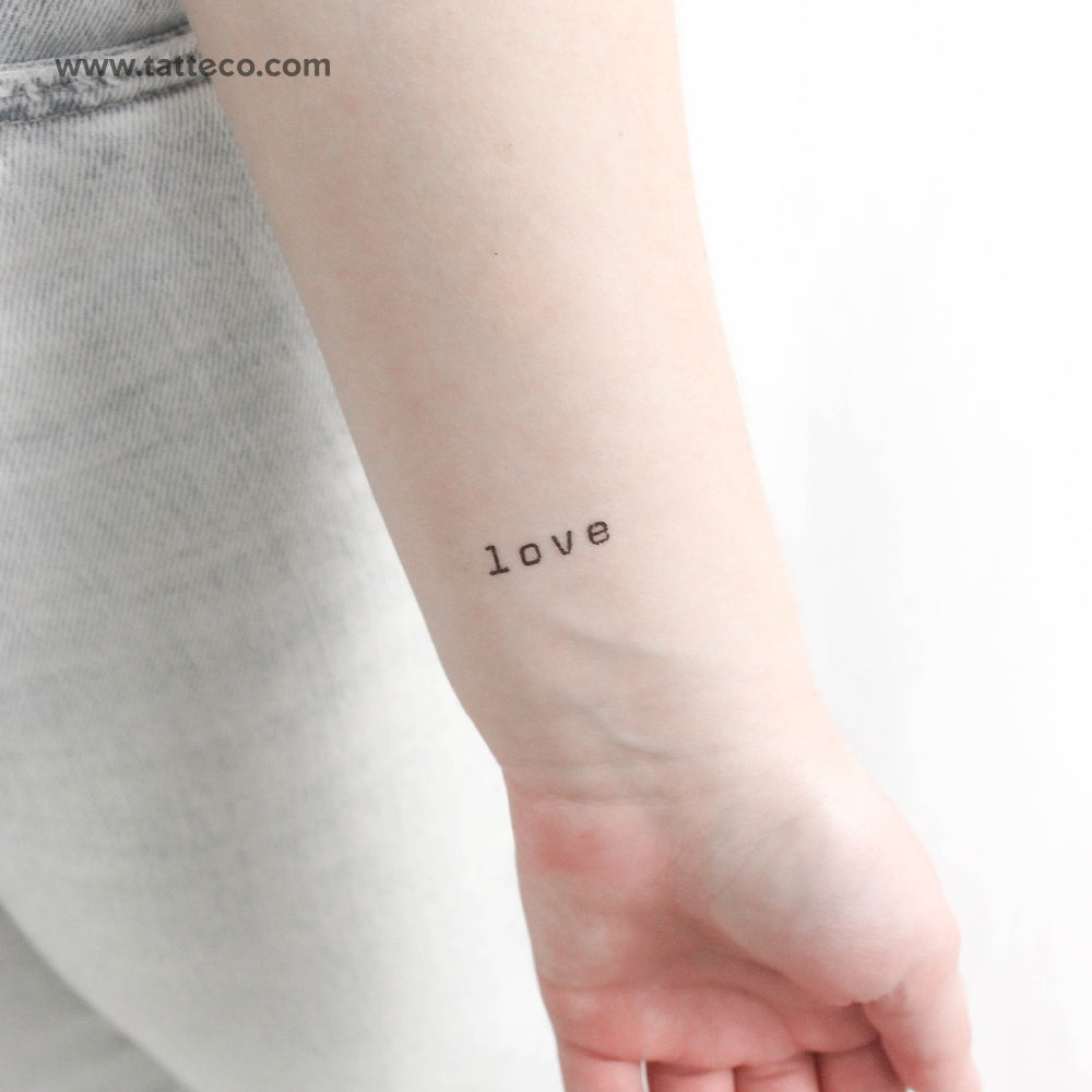 Tatuaje temporal "Love" con fuente de máquina de escribir (juego de 3)