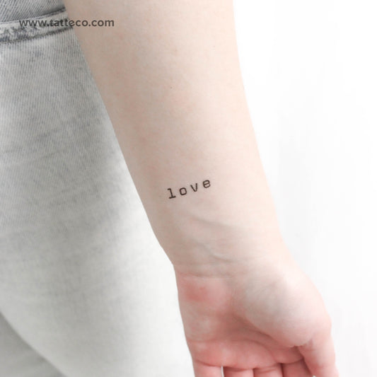 Tatuaje temporal "Love" con fuente de máquina de escribir (juego de 3)