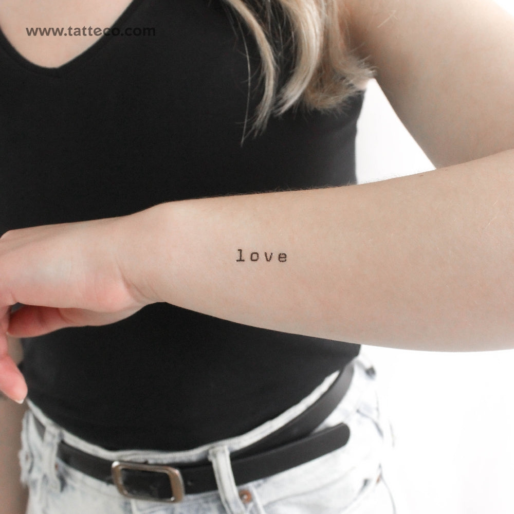 Tatuaje temporal "Love" con fuente de máquina de escribir (juego de 3)