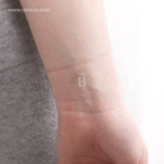 Tatuaje temporal con serifa B blanca - Juego de 3