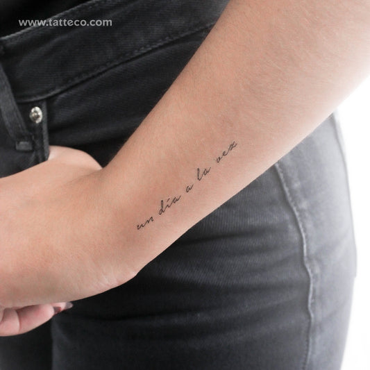 Tatuaje temporal escrito a mano Un Día A La Vez - Juego de 3