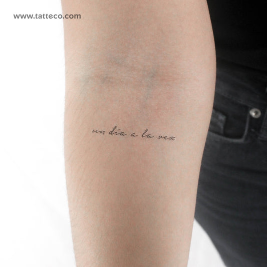 Tatuaje temporal escrito a mano Un Día A La Vez - Juego de 3