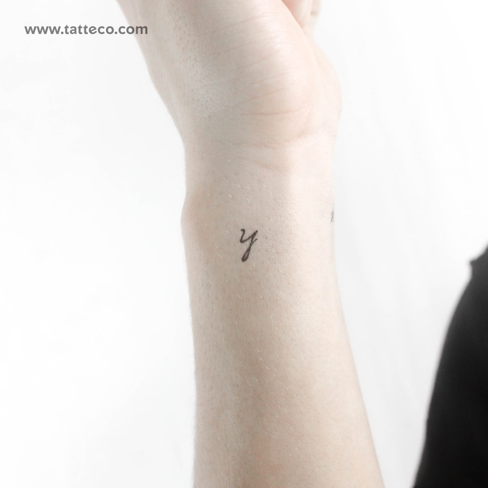 Tatuaje temporal de la letra Y minúscula escrita a mano (juego de 3)