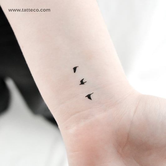 Tatuaje temporal de tres pequeños pájaros voladores (juego de 3)