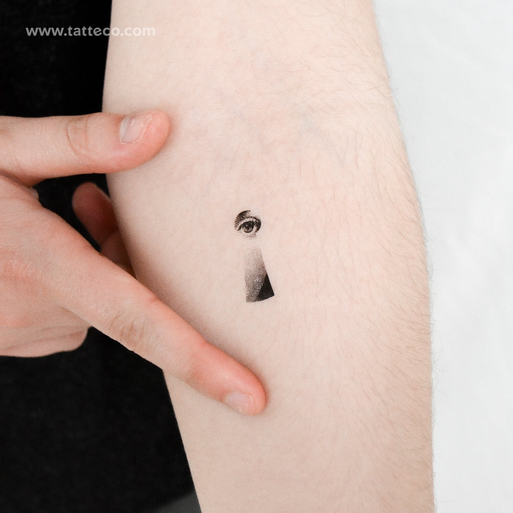 Tatuaje temporal de niña mirando por el ojo de una cerradura (juego de 3)