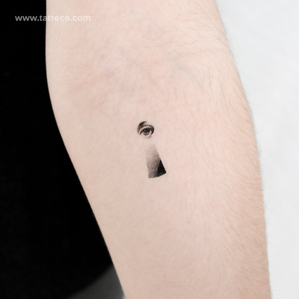 Tatuaje temporal de niña mirando por el ojo de una cerradura (juego de 3)