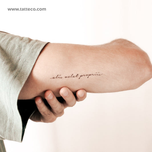 Tatuaje temporal de 2 semanas Alis Volat Propriis - Juego de 2