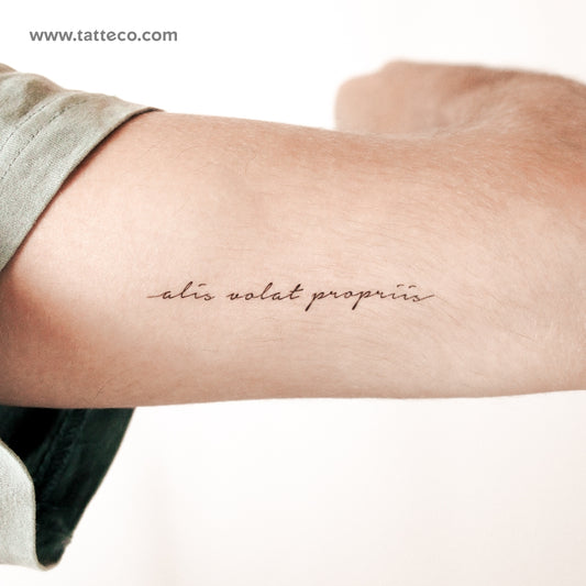 Tatuaje temporal de 2 semanas Alis Volat Propriis - Juego de 2