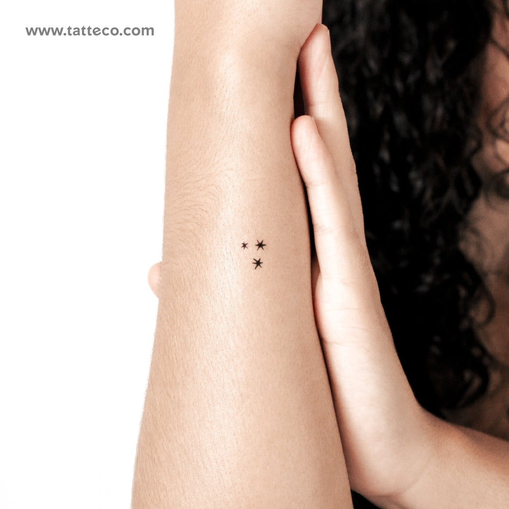 Tatuaje semipermanente de tres estrellas pequeñas (juego de 2)