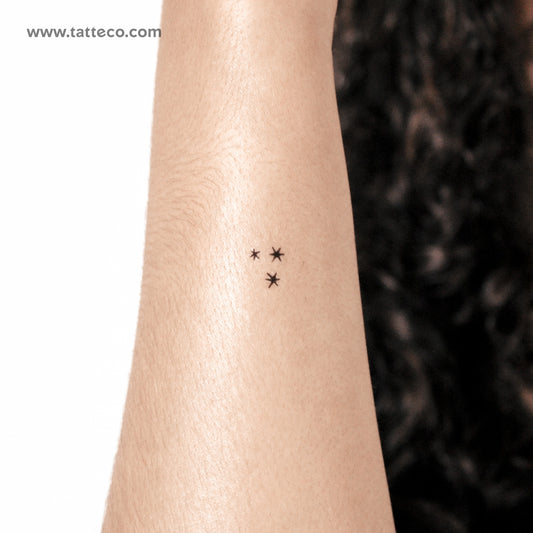 Tatuaje semipermanente de tres estrellas pequeñas (juego de 2)