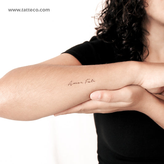 Tatuaje temporal de 2 semanas "Amor Fati" - Juego de 2