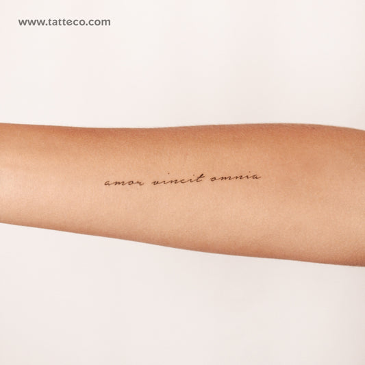 Tatuaje semipermanente Amor Vincit Omnia - Juego de 2