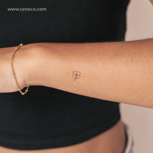 Tatuaje semipermanente de trébol de cuatro hojas de línea fina (juego de 2)