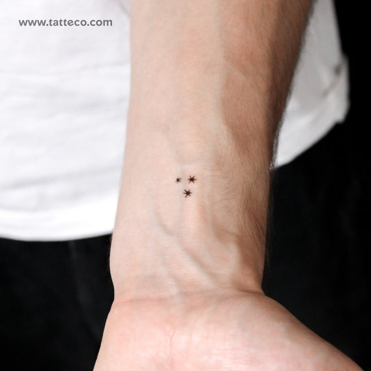 Tatuaje semipermanente de tres estrellas pequeñas (juego de 2)