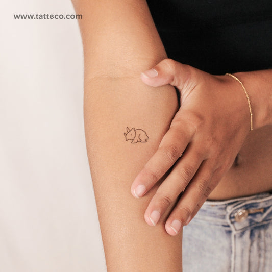 Tatuaje temporal minimalista de triceratops (2 semanas) - Juego de 2