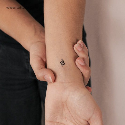 Tatuaje semipermanente de serpiente negra diminuta (juego de 2)