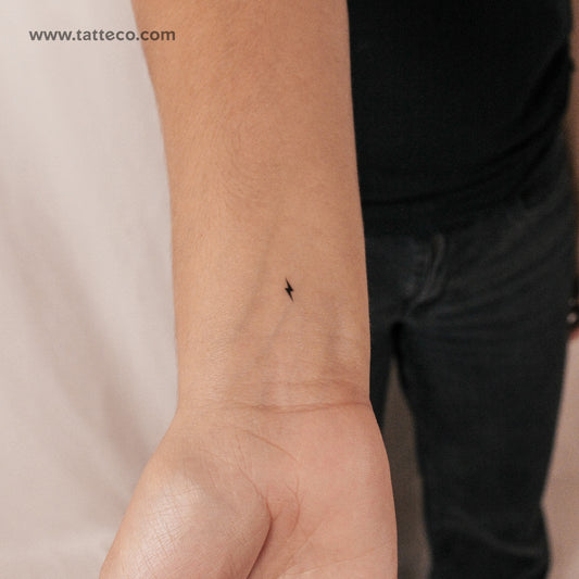 Tatuaje semipermanente de rayo negro pequeño (juego de 2)