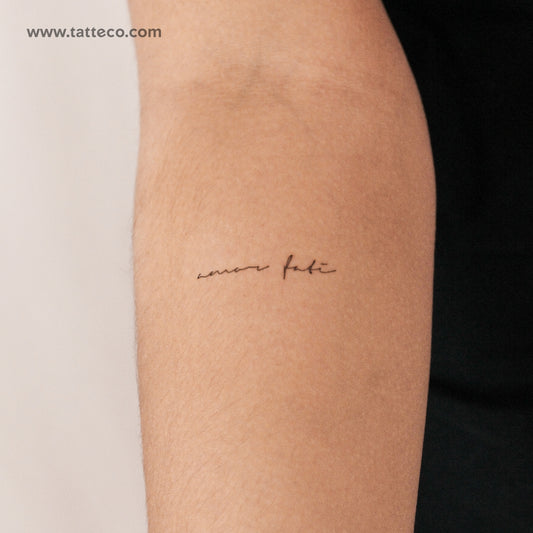 Tatuaje semipermanente Amor Fati con fuente manuscrita (juego de 2)