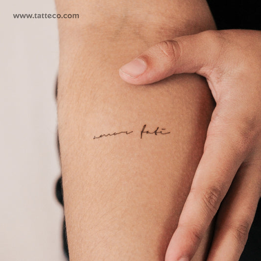 Tatuaje semipermanente Amor Fati con fuente manuscrita (juego de 2)