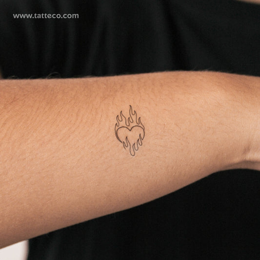 Tatuaje semipermanente de corazón en llamas (juego de 2)