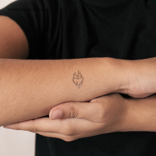 Tatuaje semipermanente de corazón en llamas (juego de 2)