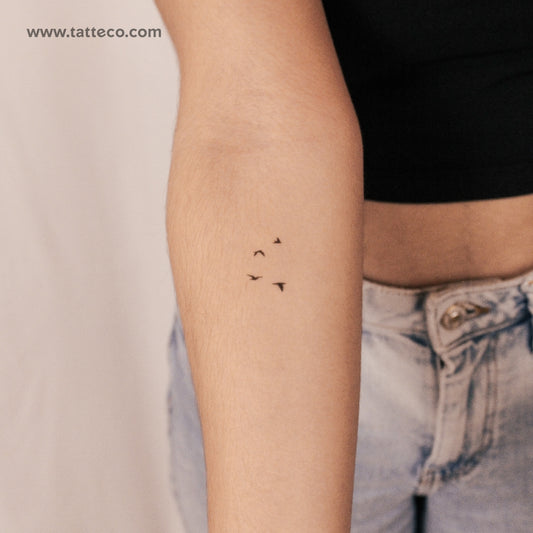 Tatuaje semipermanente minimalista de pájaros voladores (juego de 2)