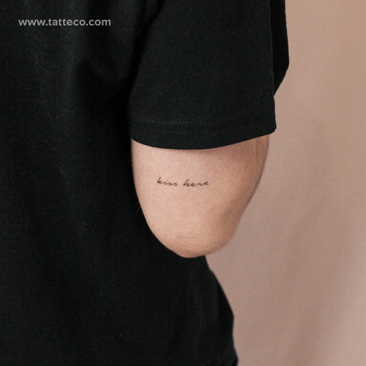 Tatuaje semipermanente "Beso aquí" - Juego de 2