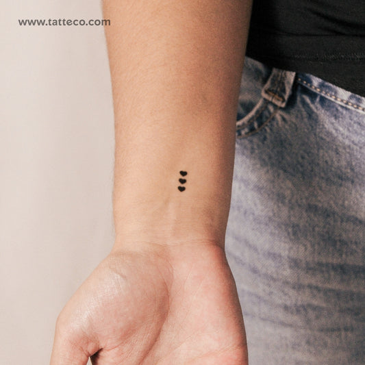 Tatuaje semipermanente de tres pequeños corazones negros (juego de 2)