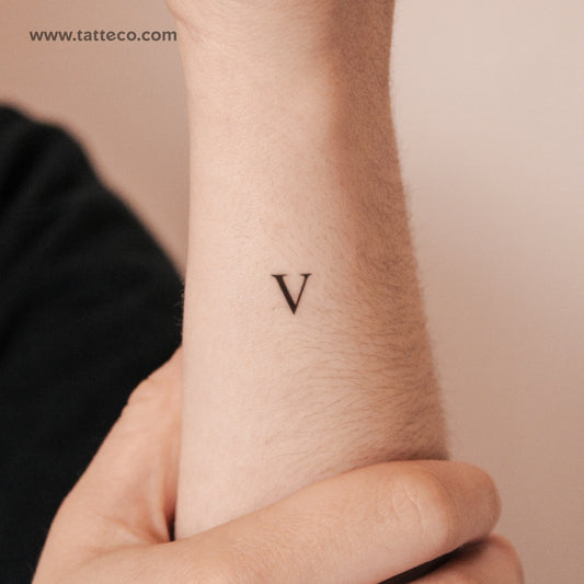 Tatuaje semipermanente en mayúsculas con serifa en V (juego de 2)