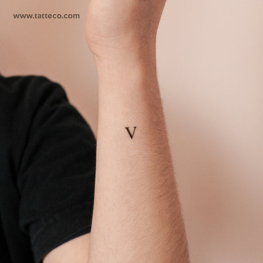 Tatuaje semipermanente en mayúsculas con serifa en V (juego de 2)