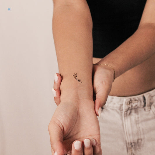 Tatuaje semipermanente minimalista de pez koi (juego de 2)