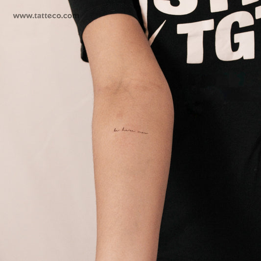 Tatuaje temporal "Be Here Now" con fuente manuscrita - Juego de 2