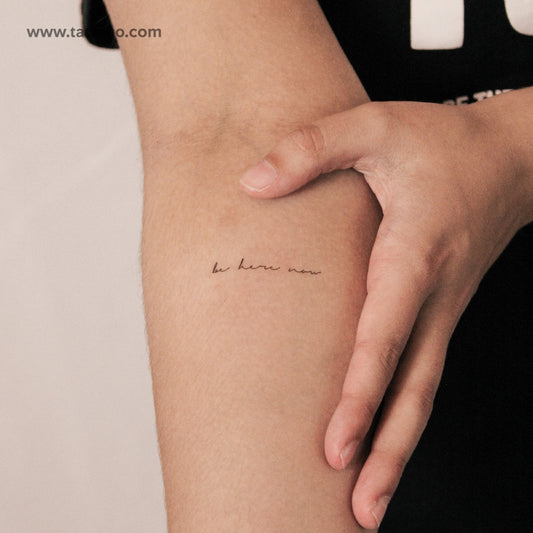 Tatuaje temporal "Be Here Now" con fuente manuscrita - Juego de 2