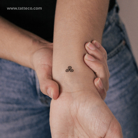 Tatuaje semipermanente de pequeño trisquel (juego de 2)