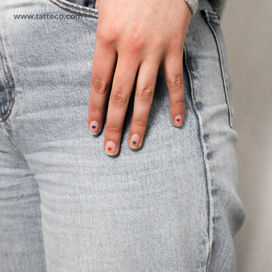 Tatuajes de uñas con corazones de colores del arco iris