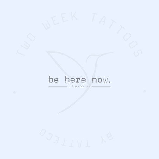Tatuaje semipermanente "Be Here Now" (fuente de máquina de escribir) - Juego de 2